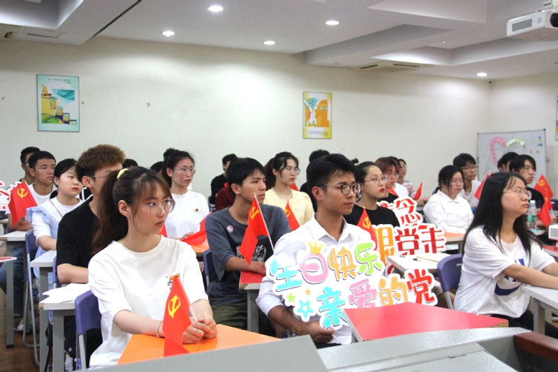 我校组织师生集中收看庆祝  中国共产党成立100周年大会并畅谈感想