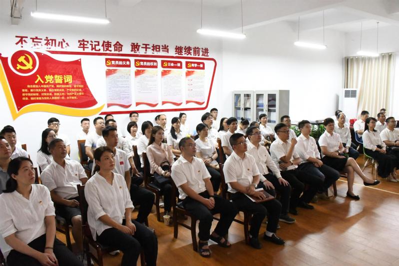 我校组织师生集中收看庆祝  中国共产党成立100周年大会并畅谈感想